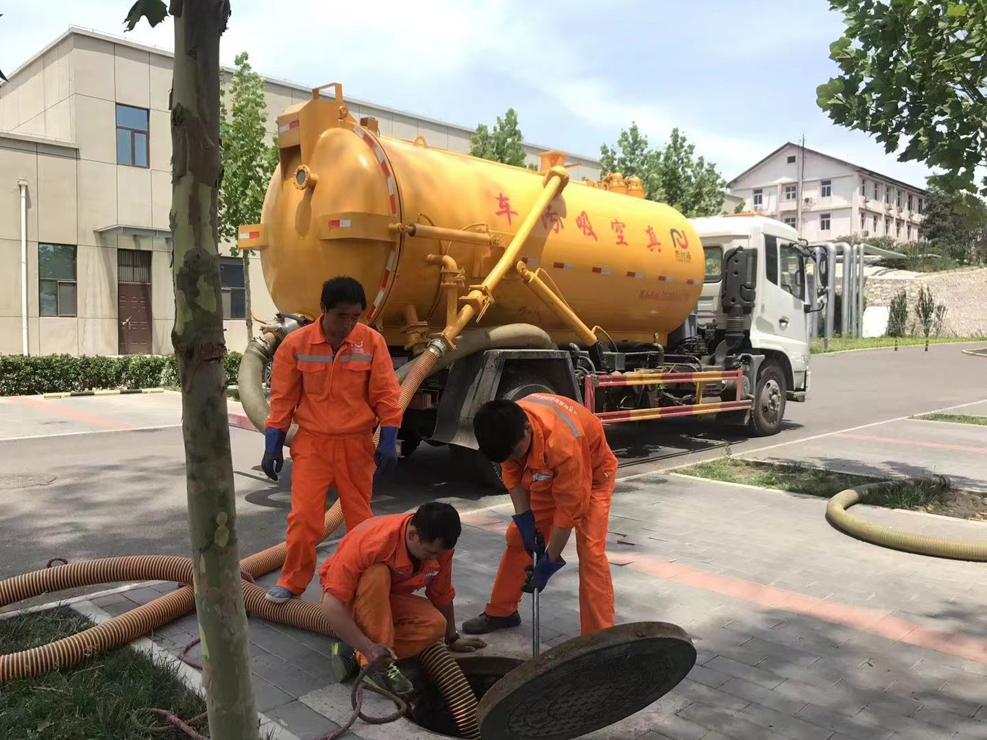 坡心镇管道疏通车停在窨井附近