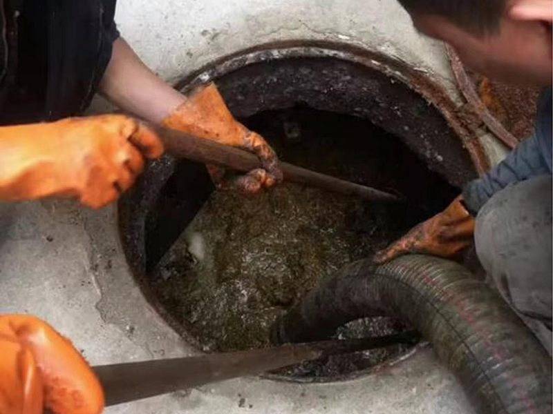 坡心镇清理化粪池时如何避免沼气的危害?